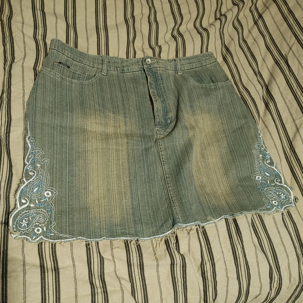 Side slit embroidered jean skirt